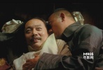 ???“帶著老婆出了城，吃著火鍋還唱著歌，突然就被麻匪劫了！”這句馬縣長(zhǎng)拿著大喇叭哀嚎出來(lái)的經(jīng)典臺(tái)詞，當(dāng)年在網(wǎng)上可是風(fēng)行了好一陣兒。好不容易買個(gè)官，不但被張麻子哥兒幾個(gè)劫道、老婆給人睡了，還得時(shí)刻提心吊膽自己是不是也得獻(xiàn)個(gè)身。夾在黃四郎和張麻子中間過(guò)著心驚肉跳的日子，最后屁股掛樹(shù)和腦袋分家，你說(shuō)苦不苦。</br>   <strong>劇情簡(jiǎn)介：</strong>民國(guó)年間，花錢捐得縣長(zhǎng)的馬邦德攜妻及隨從走馬上任，遭劫匪張麻子一伙伏擊，馬為保命謊稱自己是縣長(zhǎng)的湯師爺。為湯師爺許下的財(cái)富所動(dòng)，張麻子化身縣長(zhǎng)帶著手下趕赴鵝城上任。誰(shuí)想一方霸主黃四郎只手遮天，全然不將這個(gè)新來(lái)的縣長(zhǎng)放眼里。原本只想賺錢的馬邦德，怎么也想不到竟會(huì)被卷入這場(chǎng)土匪和惡霸的角力之中……