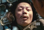 ???“帶著老婆出了城，吃著火鍋還唱著歌，突然就被麻匪劫了！”這句馬縣長(zhǎng)拿著大喇叭哀嚎出來(lái)的經(jīng)典臺(tái)詞，當(dāng)年在網(wǎng)上可是風(fēng)行了好一陣兒。好不容易買個(gè)官，不但被張麻子哥兒幾個(gè)劫道、老婆給人睡了，還得時(shí)刻提心吊膽自己是不是也得獻(xiàn)個(gè)身。夾在黃四郎和張麻子中間過(guò)著心驚肉跳的日子，最后屁股掛樹(shù)和腦袋分家，你說(shuō)苦不苦。</br>   <strong>劇情簡(jiǎn)介：</strong>民國(guó)年間，花錢捐得縣長(zhǎng)的馬邦德攜妻及隨從走馬上任，遭劫匪張麻子一伙伏擊，馬為保命謊稱自己是縣長(zhǎng)的湯師爺。為湯師爺許下的財(cái)富所動(dòng)，張麻子化身縣長(zhǎng)帶著手下趕赴鵝城上任。誰(shuí)想一方霸主黃四郎只手遮天，全然不將這個(gè)新來(lái)的縣長(zhǎng)放眼里。原本只想賺錢的馬邦德，怎么也想不到竟會(huì)被卷入這場(chǎng)土匪和惡霸的角力之中……