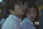 ???屌絲牽牛在地鐵偶遇一大妞兒，結(jié)果正蕩漾呢大妞兒哐當(dāng)一下就趴地上了，帶回賓館屁股還沒(méi)捂熱竟然就進(jìn)局子了。后來(lái)帶著情傷的大妞兒開(kāi)始和他約會(huì)，動(dòng)輒就賞牽牛大嘴巴，暴揍到鼻子出血也就毛毛雨啦，架不住牽牛樂(lè)意。不過(guò)哥們兒算是最幸福的苦娃了吧，最后還不是報(bào)得美人歸。</br>???<strong>劇情簡(jiǎn)介：</strong>屌絲牽牛在地鐵上偶遇一喝多了教訓(xùn)不自覺(jué)給老人讓座的美女，結(jié)果美妞兒吐完之后就倒地不起。牽牛上前接住，背著她到旅館投宿，但好心人牽牛正洗澡呢就被沖進(jìn)來(lái)的警察帶走了。這兩人卻從此開(kāi)始約會(huì)了，美妞兒很霸道任性，但牽牛心甘情愿被她折磨……