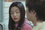 ???屌絲牽牛在地鐵偶遇一大妞兒，結(jié)果正蕩漾呢大妞兒哐當(dāng)一下就趴地上了，帶回賓館屁股還沒(méi)捂熱竟然就進(jìn)局子了。后來(lái)帶著情傷的大妞兒開(kāi)始和他約會(huì)，動(dòng)輒就賞牽牛大嘴巴，暴揍到鼻子出血也就毛毛雨啦，架不住牽牛樂(lè)意。不過(guò)哥們兒算是最幸福的苦娃了吧，最后還不是報(bào)得美人歸。</br>   <strong>劇情簡(jiǎn)介：</strong>屌絲牽牛在地鐵上偶遇一喝多了教訓(xùn)不自覺(jué)給老人讓座的美女，結(jié)果美妞兒吐完之后就倒地不起。牽牛上前接住，背著她到旅館投宿，但好心人牽牛正洗澡呢就被沖進(jìn)來(lái)的警察帶走了。這兩人卻從此開(kāi)始約會(huì)了，美妞兒很霸道任性，但牽牛心甘情愿被她折磨……