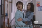 ???屌絲牽牛在地鐵偶遇一大妞兒，結(jié)果正蕩漾呢大妞兒哐當(dāng)一下就趴地上了，帶回賓館屁股還沒(méi)捂熱竟然就進(jìn)局子了。后來(lái)帶著情傷的大妞兒開(kāi)始和他約會(huì)，動(dòng)輒就賞牽牛大嘴巴，暴揍到鼻子出血也就毛毛雨啦，架不住牽牛樂(lè)意。不過(guò)哥們兒算是最幸福的苦娃了吧，最后還不是報(bào)得美人歸。</br>   <strong>劇情簡(jiǎn)介：</strong>屌絲牽牛在地鐵上偶遇一喝多了教訓(xùn)不自覺(jué)給老人讓座的美女，結(jié)果美妞兒吐完之后就倒地不起。牽牛上前接住，背著她到旅館投宿，但好心人牽牛正洗澡呢就被沖進(jìn)來(lái)的警察帶走了。這兩人卻從此開(kāi)始約會(huì)了，美妞兒很霸道任性，但牽牛心甘情愿被她折磨……