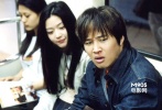 ???屌絲牽牛在地鐵偶遇一大妞兒，結(jié)果正蕩漾呢大妞兒哐當(dāng)一下就趴地上了，帶回賓館屁股還沒(méi)捂熱竟然就進(jìn)局子了。后來(lái)帶著情傷的大妞兒開(kāi)始和他約會(huì)，動(dòng)輒就賞牽牛大嘴巴，暴揍到鼻子出血也就毛毛雨啦，架不住牽牛樂(lè)意。不過(guò)哥們兒算是最幸福的苦娃了吧，最后還不是報(bào)得美人歸。</br>   <strong>劇情簡(jiǎn)介：</strong>屌絲牽牛在地鐵上偶遇一喝多了教訓(xùn)不自覺(jué)給老人讓座的美女，結(jié)果美妞兒吐完之后就倒地不起。牽牛上前接住，背著她到旅館投宿，但好心人牽牛正洗澡呢就被沖進(jìn)來(lái)的警察帶走了。這兩人卻從此開(kāi)始約會(huì)了，美妞兒很霸道任性，但牽牛心甘情愿被她折磨……