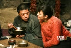 ???說(shuō)《白鹿原》中的人物陷入了血迷宮一點(diǎn)也不為過(guò)，矛盾在用鮮血補(bǔ)償后又陷入到了更深的矛盾中，幾十年，幾代人的恩怨環(huán)環(huán)相套，一切都因?yàn)橐粋€(gè)叫田小娥的女人。田小娥太苦了，一開(kāi)始就被父母出售給年齡夠得上給她做爺爺?shù)墓e人，然而她天性就不是個(gè)安份的女人，一種生命的本能使她去“勾引”黑娃，并從此開(kāi)始了她人生的災(zāi)難歷程。</br>???<strong>劇情簡(jiǎn)介：</strong>白鹿原住著白、鹿兩姓人家，白嘉軒（張豐毅 飾）是族長(zhǎng)。長(zhǎng)工鹿三（劉威 飾）的兒子黑娃（段宏奕 飾）帶回一個(gè)叫田小娥（張雨綺 飾）的女人，要與其拜堂成親，被掌管祠堂的白嘉軒拒絕。黑娃和田小娥參加農(nóng)會(huì)并率眾怒砸祠堂。革命失敗后黑娃逃出白鹿原，田小娥求鄉(xiāng)約鹿子霖（吳剛 飾）容饒黑娃，被鹿子霖逼奸，又在其誘使下勾引了白嘉軒的兒子白孝文（成泰燊 飾）。