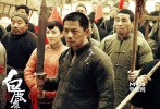 ???說(shuō)《白鹿原》中的人物陷入了血迷宮一點(diǎn)也不為過(guò)，矛盾在用鮮血補(bǔ)償后又陷入到了更深的矛盾中，幾十年，幾代人的恩怨環(huán)環(huán)相套，一切都因?yàn)橐粋€(gè)叫田小娥的女人。田小娥太苦了，一開(kāi)始就被父母出售給年齡夠得上給她做爺爺?shù)墓e人，然而她天性就不是個(gè)安份的女人，一種生命的本能使她去“勾引”黑娃，并從此開(kāi)始了她人生的災(zāi)難歷程。</br>???<strong>劇情簡(jiǎn)介：</strong>白鹿原住著白、鹿兩姓人家，白嘉軒（張豐毅 飾）是族長(zhǎng)。長(zhǎng)工鹿三（劉威 飾）的兒子黑娃（段宏奕 飾）帶回一個(gè)叫田小娥（張雨綺 飾）的女人，要與其拜堂成親，被掌管祠堂的白嘉軒拒絕。黑娃和田小娥參加農(nóng)會(huì)并率眾怒砸祠堂。革命失敗后黑娃逃出白鹿原，田小娥求鄉(xiāng)約鹿子霖（吳剛 飾）容饒黑娃，被鹿子霖逼奸，又在其誘使下勾引了白嘉軒的兒子白孝文（成泰燊 飾）。