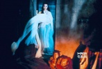 ???書生古廟夜半遇女鬼是很多話本小說(shuō)的題材，大多數(shù)女鬼在一夜歡愉之后就消失了，留給苦書生無(wú)盡的想像。小倩在她的同類中絕對(duì)能算是奇葩。她看書生寧財(cái)神心地善良，對(duì)他感情逐漸加深，不忍心再受樹(shù)妖的控制為它“吸陽(yáng)”。雖然最終這對(duì)人鬼戀人還是在了一起，但還是苦于人鬼殊途。</br>???<strong>劇情簡(jiǎn)介：</strong>書生寧采臣到蘭若寺躲雨，為道士燕赤霞所拒。夜半，被少女聶小倩美妙琴音吸引，兩人自此交往甚密。不料小倩乃樹(shù)精姥姥所操縱的女鬼，正在尋找壯男吸取陽(yáng)精。燕赤霞義助寧采臣對(duì)付姥姥，并玉成這對(duì)人鬼戀人。