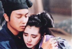???書生古廟夜半遇女鬼是很多話本小說(shuō)的題材，大多數(shù)女鬼在一夜歡愉之后就消失了，留給苦書生無(wú)盡的想像。小倩在她的同類中絕對(duì)能算是奇葩。她看書生寧財(cái)神心地善良，對(duì)他感情逐漸加深，不忍心再受樹(shù)妖的控制為它“吸陽(yáng)”。雖然最終這對(duì)人鬼戀人還是在了一起，但還是苦于人鬼殊途。</br>???<strong>劇情簡(jiǎn)介：</strong>書生寧采臣到蘭若寺躲雨，為道士燕赤霞所拒。夜半，被少女聶小倩美妙琴音吸引，兩人自此交往甚密。不料小倩乃樹(shù)精姥姥所操縱的女鬼，正在尋找壯男吸取陽(yáng)精。燕赤霞義助寧采臣對(duì)付姥姥，并玉成這對(duì)人鬼戀人。