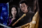 ???這片子應(yīng)該叫《換皮》，妖狐小唯與公主，公主與霍心幾個(gè)人關(guān)系的改變，對(duì)于感情的覺(jué)悟都是由“皮”而生。值得說(shuō)明的是，換皮時(shí)候的特效真是弱爆了。</br>   <strong>劇情簡(jiǎn)介：</strong>妖狐小唯（周迅 飾）因救人違反妖界規(guī)則，被封凍在寒冰地獄中度過(guò)了五百年，痛苦不堪。在命運(yùn)面前，逃離冰窟的小唯只有兩個(gè)選擇：要么被寒冰地獄的冰舌抓回去，要么獲得一顆“主動(dòng)奉獻(xiàn)”的人心真正成人。小唯四處尋找目標(biāo)，直到偶遇逃婚并因一次意外被毀容的靖公主（趙薇 飾）。小唯很快發(fā)現(xiàn)，公主有一顆與眾不同的心，她把變成人的理想全部寄托在公主身上……