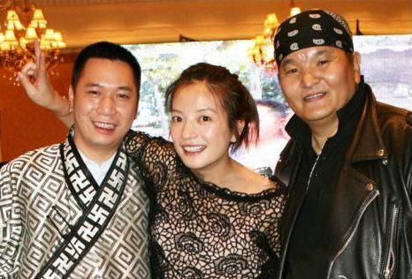 赵薇夫妇罕见亲密合影照曝光 手臂互挽幸福微笑