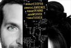 《乌云背后的幸福线》首发海报，讲述老师的故事的本片海报中类似黑板板书的字体风格，以及黑白配明黄色的色调都看起来非常温暖。“宿醉男”布莱德利·库珀和“饥饿女”詹妮弗·劳伦斯的组合让人感到新鲜又期待，本片根据Matthew Quick的同名小说处女作改编。将于11月21日在美国上映。