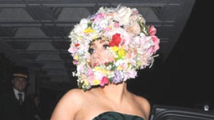 Lady GaGa头顶花球头盔亮相 怪异装扮雷翻众人