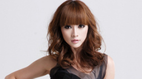 柳巖齊臀短裙美麗“凍人” 曝被前男友媽媽惡毒折磨