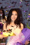 賈曉晨回應(yīng)與樊少皇戀情 抹胸小短裙性感亮相