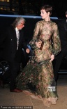 安妮·海瑟薇真空穿印花禮服 長裙遭踩尾表情搞笑