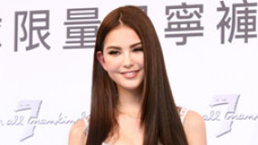 昆凌忙于事业难以上学 掷万元竞标牛仔裤为慈善