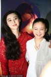 范冰冰鏤空紅裙盡顯豐腴好身材 與導(dǎo)演親昵互動(dòng)