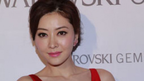 熊黛林深V礼服走秀爆乳示人 低调避与郭富城沾边