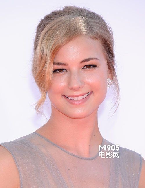 《复仇》艾米丽·万凯普亮相 深v礼裙展迷人笑容