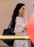 范冰冰擦唇膏保护娇唇 深夜现身酒店气场十足