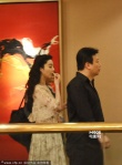 范冰冰擦唇膏保护娇唇 深夜现身酒店气场十足