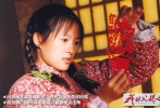 1999年，還在讀中戲的章子怡很幸運(yùn)地被張藝謀導(dǎo)演選中，主演電影《我的父親母親》。她飾演的招娣，穿著紅棉襖圍著紅圍巾，梳著麻花辮扎著綠頭繩，是一個(gè)在非常時(shí)期為愛癡狂的農(nóng)家女孩，成為她的經(jīng)典角色之一。她以此片獲得第23屆大眾電影百花獎(jiǎng)最佳女主角以及第2屆中國電影金雞獎(jiǎng)最佳女主角的提名，章子怡這個(gè)名字開始為更多的人所熟知。該片還獲得百花獎(jiǎng)最佳故事片獎(jiǎng)、第50屆柏林國際電影節(jié)銀熊獎(jiǎng)、第6屆華表獎(jiǎng)優(yōu)秀故事片獎(jiǎng)、香港電影金紫荊獎(jiǎng)十大華語片等眾多榮譽(yù)。