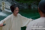 1999年，章子怡在張藝謀導(dǎo)演的力薦下，加盟了李安導(dǎo)演的武俠大片《臥虎藏龍》，與周潤發(fā)、楊紫瓊等早已揚(yáng)名國際的華人巨星“大打出手”。她飾演的叛逆格格玉嬌龍，出身滿清封建家族，在愛情上絕對(duì)是寧缺毋濫型，自小習(xí)武也讓她骨子里透出一種剛烈和叛逆。由袁和平設(shè)計(jì)指導(dǎo)，章子怡在片中的打戲堪稱武俠電影史上的經(jīng)典。影片于2000年上映后，在國際上大受歡迎，成為華語武俠片的新典范。章子怡也憑借此片獲得第6屆香港金紫荊獎(jiǎng)最佳女配角的獎(jiǎng)項(xiàng)，還獲得了第37屆臺(tái)灣金馬獎(jiǎng)、第20屆香港電影金像獎(jiǎng)、第8屆北京大學(xué)生電影節(jié)的最佳女主角的提名。