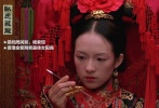 1999年，章子怡在張藝謀導(dǎo)演的力薦下，加盟了李安導(dǎo)演的武俠大片《臥虎藏龍》，與周潤發(fā)、楊紫瓊等早已揚(yáng)名國際的華人巨星“大打出手”。她飾演的叛逆格格玉嬌龍，出身滿清封建家族，在愛情上絕對(duì)是寧缺毋濫型，自小習(xí)武也讓她骨子里透出一種剛烈和叛逆。由袁和平設(shè)計(jì)指導(dǎo)，章子怡在片中的打戲堪稱武俠電影史上的經(jīng)典。影片于2000年上映后，在國際上大受歡迎，成為華語武俠片的新典范。章子怡也憑借此片獲得第6屆香港金紫荊獎(jiǎng)最佳女配角的獎(jiǎng)項(xiàng)，還獲得了第37屆臺(tái)灣金馬獎(jiǎng)、第20屆香港電影金像獎(jiǎng)、第8屆北京大學(xué)生電影節(jié)的最佳女主角的提名。