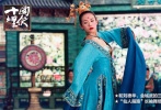 2004年，張藝謀的古裝巨制《十面埋伏》將章子怡、劉德華、金城武招攬麾下，講述了劉、金兩位捕頭與舞妓小妹三人之間的紛亂情感糾纏，內(nèi)有復(fù)仇的決意凜冽、相愛的激情飛轉(zhuǎn)、命運(yùn)的百般無奈。章子怡在片中飾演盲妓小妹，以精致美艷的妝容出場(chǎng)，眉目紅唇嬌艷動(dòng)人，“仙人指路”長袖舞的場(chǎng)面更是成為經(jīng)典。作為一個(gè)隱姓埋名委身“牡丹坊”賣藝的原黑幫老大的女兒，小妹處心積慮地秘密調(diào)查殺父仇人。劉德華和金城武扮演的兩個(gè)明朝捕快都在調(diào)查當(dāng)年的這樁血案。兩人同時(shí)愛上了章子怡，章子怡卻被金城武所吸引，而兇手竟然就是金城武。章子怡憑小妹一角獲得中國電影華表獎(jiǎng)優(yōu)秀女演員獎(jiǎng)，還獲得英國電影學(xué)院獎(jiǎng)和美國Cinemarati電影獎(jiǎng)的最佳女主角提名。