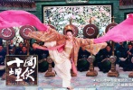 2004年，張藝謀的古裝巨制《十面埋伏》將章子怡、劉德華、金城武招攬麾下，講述了劉、金兩位捕頭與舞妓小妹三人之間的紛亂情感糾纏，內(nèi)有復(fù)仇的決意凜冽、相愛的激情飛轉(zhuǎn)、命運(yùn)的百般無奈。章子怡在片中飾演盲妓小妹，以精致美艷的妝容出場(chǎng)，眉目紅唇嬌艷動(dòng)人，“仙人指路”長袖舞的場(chǎng)面更是成為經(jīng)典。作為一個(gè)隱姓埋名委身“牡丹坊”賣藝的原黑幫老大的女兒，小妹處心積慮地秘密調(diào)查殺父仇人。劉德華和金城武扮演的兩個(gè)明朝捕快都在調(diào)查當(dāng)年的這樁血案。兩人同時(shí)愛上了章子怡，章子怡卻被金城武所吸引，而兇手竟然就是金城武。章子怡憑小妹一角獲得中國電影華表獎(jiǎng)優(yōu)秀女演員獎(jiǎng)，還獲得英國電影學(xué)院獎(jiǎng)和美國Cinemarati電影獎(jiǎng)的最佳女主角提名。