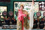 2004年，張藝謀的古裝巨制《十面埋伏》將章子怡、劉德華、金城武招攬麾下，講述了劉、金兩位捕頭與舞妓小妹三人之間的紛亂情感糾纏，內(nèi)有復(fù)仇的決意凜冽、相愛的激情飛轉(zhuǎn)、命運(yùn)的百般無奈。章子怡在片中飾演盲妓小妹，以精致美艷的妝容出場(chǎng)，眉目紅唇嬌艷動(dòng)人，“仙人指路”長袖舞的場(chǎng)面更是成為經(jīng)典。作為一個(gè)隱姓埋名委身“牡丹坊”賣藝的原黑幫老大的女兒，小妹處心積慮地秘密調(diào)查殺父仇人。劉德華和金城武扮演的兩個(gè)明朝捕快都在調(diào)查當(dāng)年的這樁血案。兩人同時(shí)愛上了章子怡，章子怡卻被金城武所吸引，而兇手竟然就是金城武。章子怡憑小妹一角獲得中國電影華表獎(jiǎng)優(yōu)秀女演員獎(jiǎng)，還獲得英國電影學(xué)院獎(jiǎng)和美國Cinemarati電影獎(jiǎng)的最佳女主角提名。