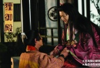2005年，鈴木清順執(zhí)導(dǎo)的日本歌舞電影《貍御殿》用舞臺(tái)劇的表現(xiàn)手法，風(fēng)格混搭，講述了一只幻化為美貌公主的貍貉與被放逐的年輕王子的愛情故事。章子怡飾演來自唐國的貍公主，意外邂逅被放逐的流浪王子，一見傾心墜入愛河?？墒秦偣鲄s被咒語纏身，必須找到前世摯愛的王子，再度相識(shí)、相戀、并且再度與其分手，經(jīng)歷刻骨銘心的生死之戀。大部分章子怡還是用中文，難免顯得雞同鴨講，和日本演員的搭檔也顯得生硬，造型夸張奇特，歌舞更是雷人不淺，讓不少觀眾都狂扔“爛番茄”……