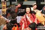 2005年，鈴木清順執(zhí)導(dǎo)的日本歌舞電影《貍御殿》用舞臺(tái)劇的表現(xiàn)手法，風(fēng)格混搭，講述了一只幻化為美貌公主的貍貉與被放逐的年輕王子的愛情故事。章子怡飾演來自唐國的貍公主，意外邂逅被放逐的流浪王子，一見傾心墜入愛河。可是貍公主卻被咒語纏身，必須找到前世摯愛的王子，再度相識(shí)、相戀、并且再度與其分手，經(jīng)歷刻骨銘心的生死之戀。大部分章子怡還是用中文，難免顯得雞同鴨講，和日本演員的搭檔也顯得生硬，造型夸張奇特，歌舞更是雷人不淺，讓不少觀眾都狂扔“爛番茄”……