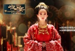 2006年，章子怡首次和大導(dǎo)馮小剛合作，加盟古裝宮廷巨制《夜宴》，故事把莎士比亞名劇《哈姆雷特》的故事放在中國的五代十國時(shí)期，圍繞宮廷斗爭講述權(quán)力、愛情、死亡的主題。章子怡飾演兩朝皇后，愛過的王子成為了她的繼子，成為皇后卻變成了寡婦；她將要成為新的皇后，但是她忘不了曾經(jīng)愛過的人。章子怡為了《夜宴》剃掉眉毛，20多歲的人努力在形與神上緊抓30多歲熟女的靈魂，濃妝艷抹犧牲頗大。片中花瓣沐浴的鏡頭令人驚艷，不過背部全裸和激情摸胸的戲份就都是由替身來完成了。