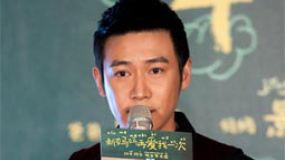 陆毅变身慈父片场打自己 谈及教育孩子称以德服人