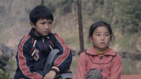 黃河執(zhí)導(dǎo)《指尖太陽(yáng)》首映 留守兒童念父母盼團(tuán)圓