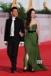 李倩携手孙锐亮相 胸部薄纱透视装展性感妩媚