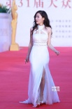 张靓颖白裙气质高雅 登上金鸡百花红毯小秀美腿