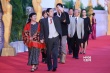 秦怡等老艺术家红毯齐亮相 红唇白发风采不减