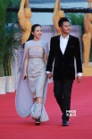 顏丹晨攜手印小天走紅毯 裙底裹腿凹造型亮相