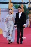 顏丹晨攜手印小天走紅毯 裙底裹腿凹造型亮相