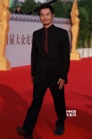 《房车奇遇》连凯红毯独自亮相 挥手致意精神佳