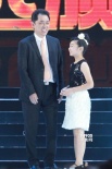 朱延平导演颁发最佳新人奖 张子枫获奖开心捧杯