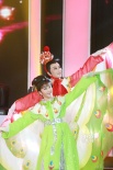 半裸彩绘男女拥舞 华服登场群舞助阵金鸡百花