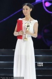 白百何凭“失恋”获最佳女主角奖 登台感动落泪