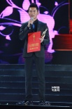 冯小刚凭“大地震”获最佳导演奖 李晨登台替领