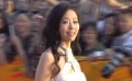 歌手张靓颖拖尾长裙大秀美腿 与粉丝握手秀亲和