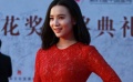 小宋佳步上红毯笑靥如花 嫣红透视短裙步大发凌乱