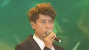 歌手李克勤串燒三曲聯(lián)唱 深情演繹《新不了情》