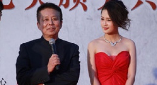 《建黨偉業(yè)》踏上紅毯 李沁紅裙短裙纖褪性感迷人