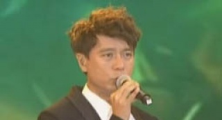 歌手李克勤串燒三曲聯(lián)唱 深情演繹《新不了情》
