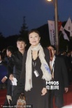 中国女星岳红亮相釜山红毯 着装大方朴素似路人